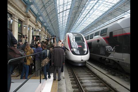 The inaugural train from Paris reached Bordeaux St Jean in just 2 h 1 min.